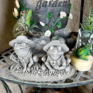 Garden Decor Ma n Pa Frog garden decor .. resin … 7” wide by 4” tall